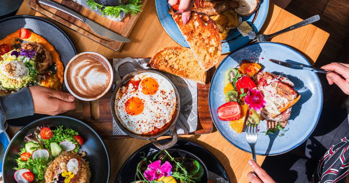 stock image of brunch plates on a table